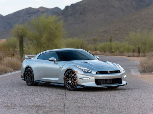 Used 2024 Nissan GT-R Premium w/ Floor Mat Package AWD/4WD image 4