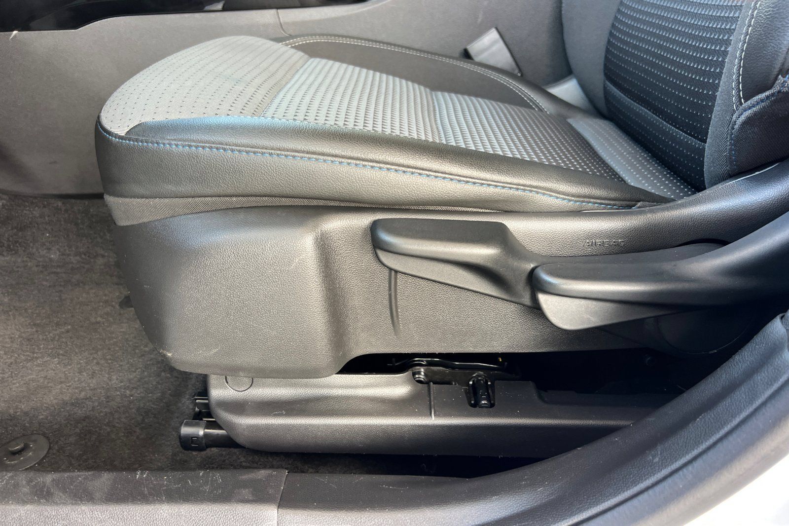 Used 2025 Chevrolet Trax LT FWD image 19