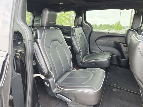 Used 2025 Chrysler Pacifica Limited FWD image 18