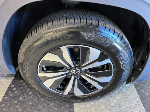 Certified 2024 Volkswagen Atlas Cross Sport SE FWD image 9