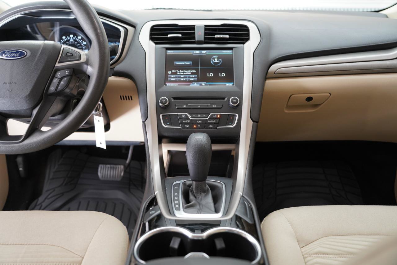 Used 2016 Ford Fusion SE FWD image 18