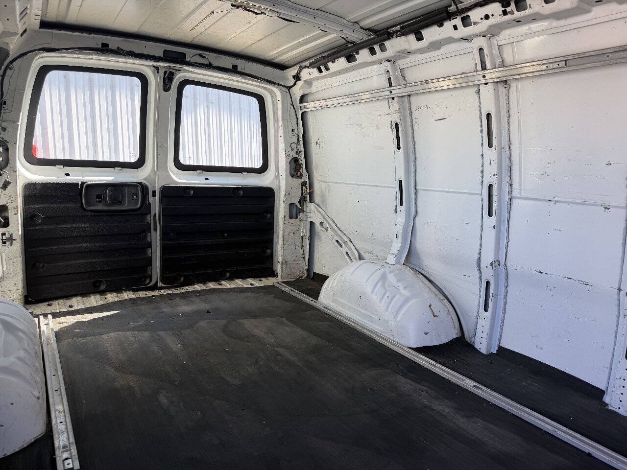 Used 2015 Chevrolet Express 2500 RWD image 13