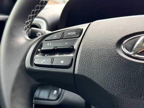 Certified 2025 Hyundai Venue Limited FWD image 28