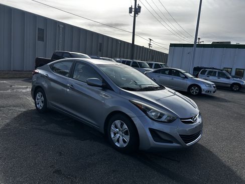 Used 2016 Hyundai Elantra SE image 7