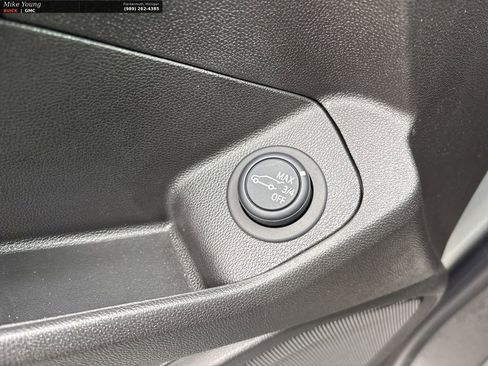 Used 2024 GMC Terrain SLE w/ Driver Convenience Package FWD image 18