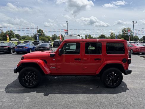 Used 2024 Jeep Wrangler Unlimited Sahara AWD/4WD image 8