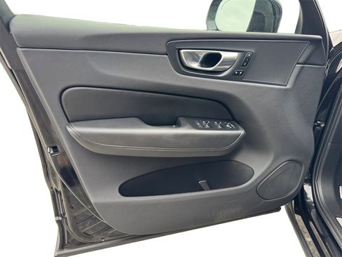 Certified 2025 Volvo XC60 B5 Core image 10