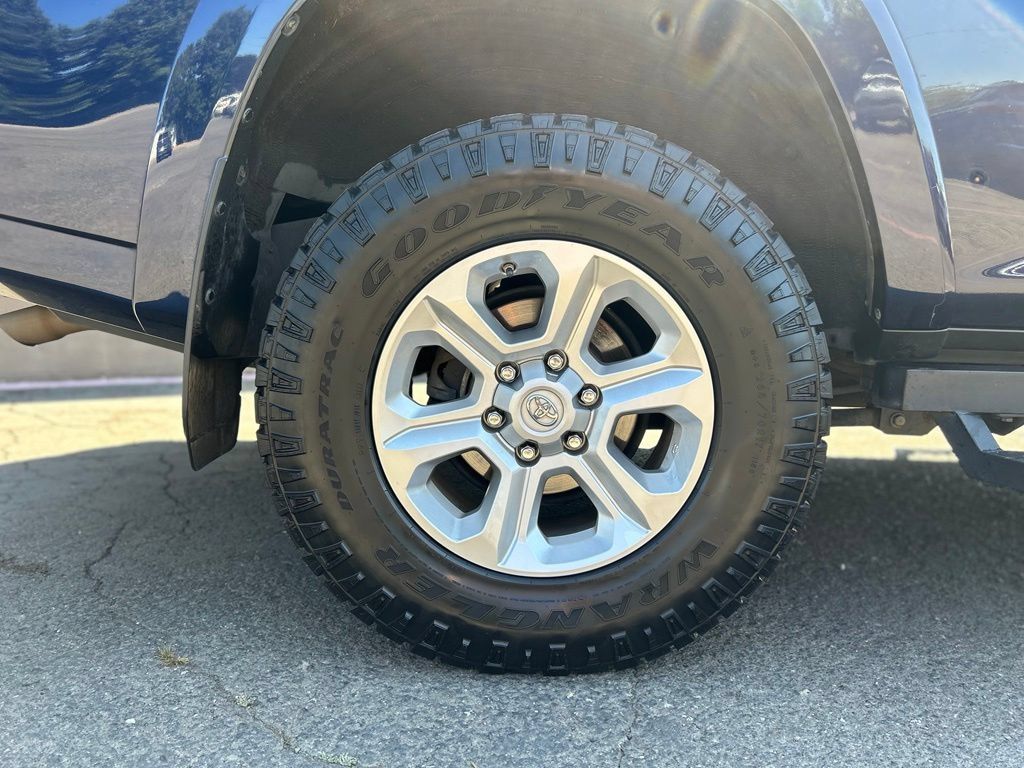 Used 2019 Toyota 4Runner SR5 AWD/4WD image 4