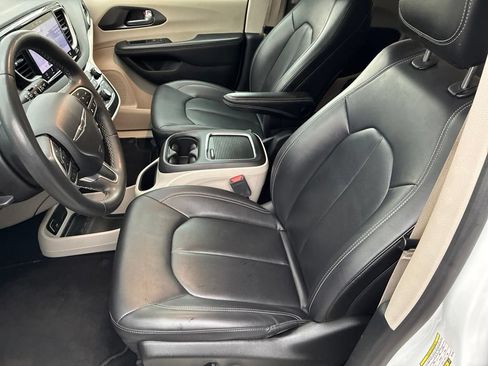 Used 2024 Chrysler Pacifica Touring-L FWD image 11