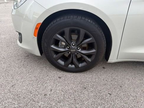 Used 2019 Chrysler Pacifica Touring-L Plus w/ Advanced Safetytec Group FWD image 41