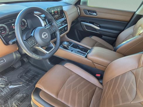 Certified 2024 Nissan Pathfinder Platinum w/ Black Appearance Package FWD image 22