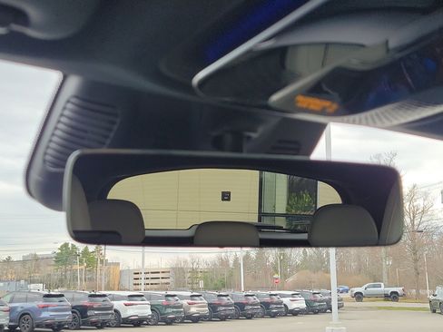 Used 2025 Mercedes-Benz GLC 300 4MATIC image 27