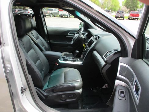 Used 2015 Ford Explorer XLT w/ Equipment Group 202A AWD/4WD image 34