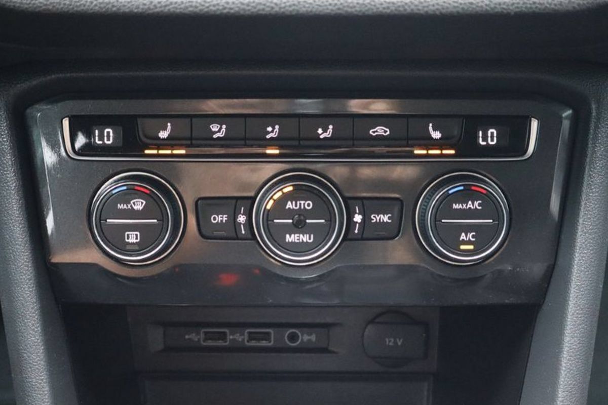 Used 2018 Volkswagen Tiguan SE AWD/4WD image 19