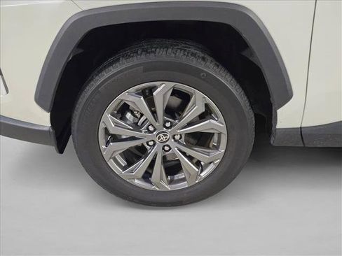Used 2022 Toyota RAV4 XLE Premium AWD/4WD image 6