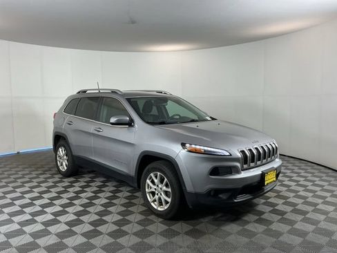 Used 2018 Jeep Cherokee Latitude AWD/4WD image 3