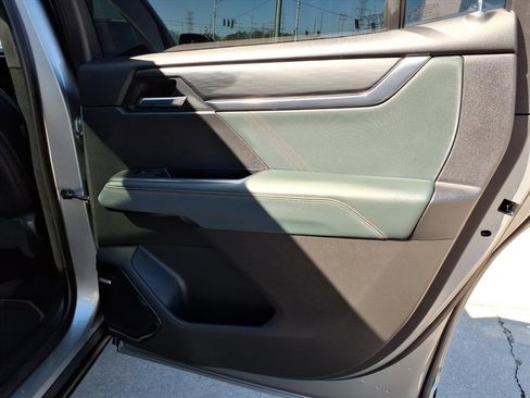 Used 2025 GMC Acadia AT4 w/ Luxury Package image 14