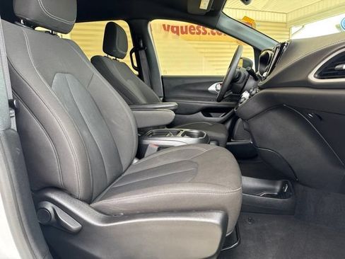 Used 2023 Chrysler Pacifica Touring FWD image 27