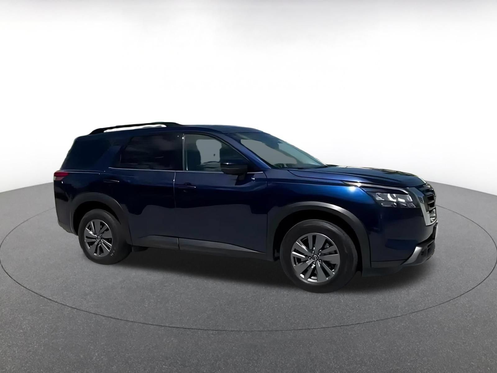Used 2025 Nissan Pathfinder SV FWD image 2