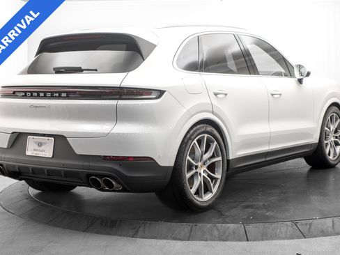 Used 2025 Porsche Cayenne S AWD/4WD image 3