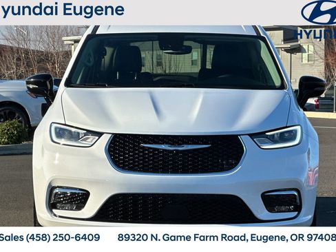 Used 2024 Chrysler Pacifica Touring-L image 10