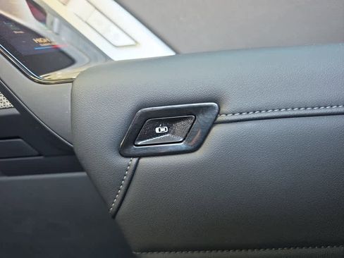 Used 2025 BMW 740i xDrive image 35