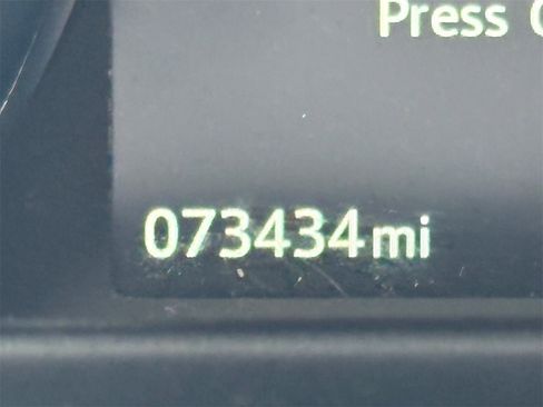 Used 2017 Jaguar XF Premium image 32