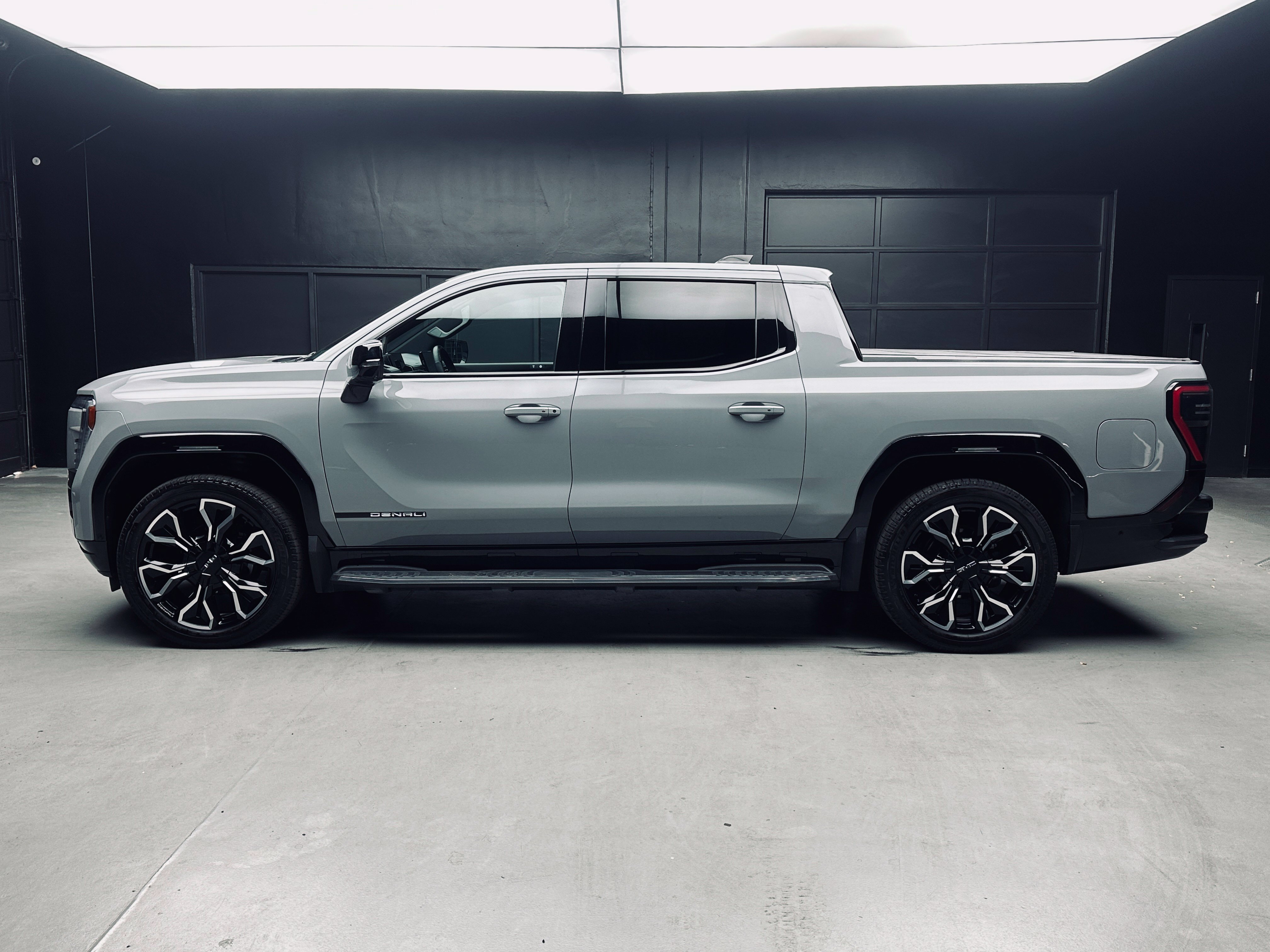 Used 2025 GMC Sierra EV Denali AWD/4WD image 3