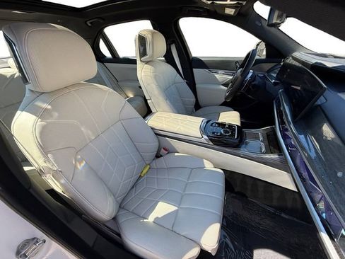 Used 2024 BMW 760i xDrive w/ Executive Package image 23
