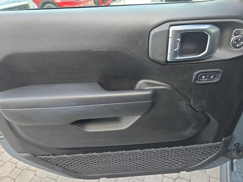 Used 2025 Jeep Wrangler Unlimited Rubicon image 14