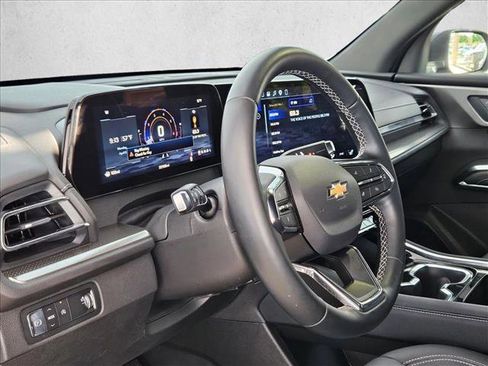 Used 2026 Chevrolet Traverse LT image 9