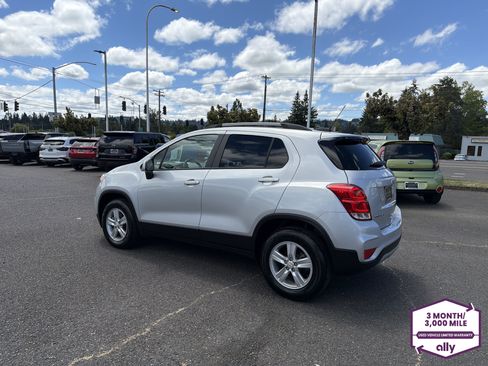 Used 2022 Chevrolet Trax LT w/ LT Convenience Package AWD/4WD image 3