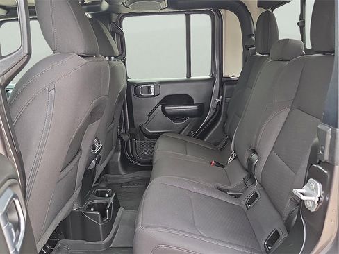 Used 2023 Jeep Gladiator Willys image 11