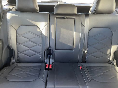 Used 2025 Volkswagen Atlas Cross Sport SE image 38