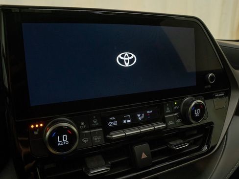 Used 2024 Toyota Highlander XLE image 15