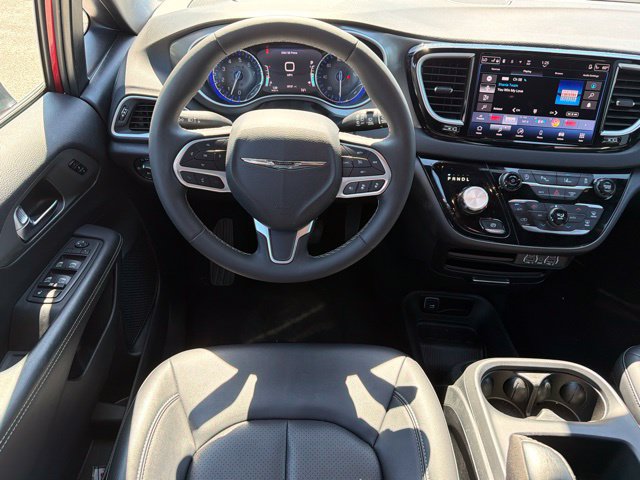 Used 2025 Chrysler Pacifica Select FWD image 17