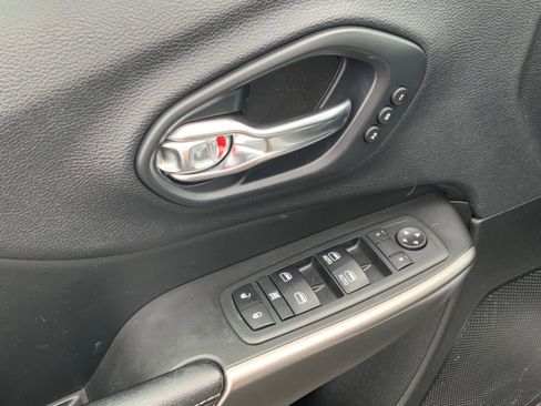 Used 2019 Jeep Cherokee Limited image 21