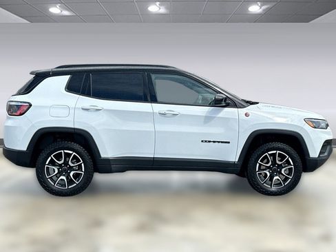 Used 2025 Jeep Compass Trailhawk AWD/4WD image 2