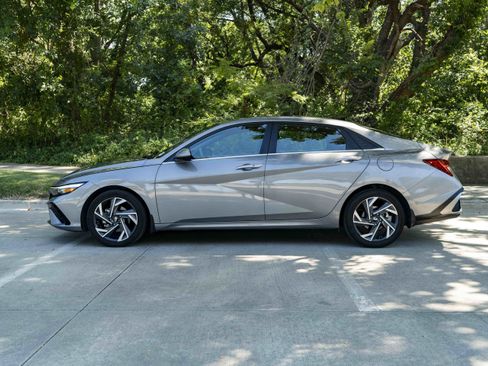 Used 2024 Hyundai Elantra SEL w/ Convenience Package FWD image 6