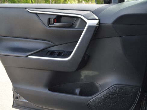 Used 2020 Toyota RAV4 LE image 13