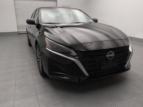 Used 2024 Nissan Altima 2.5 SV image 14