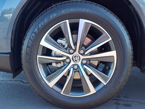 Certified 2023 Toyota Venza LE image 9