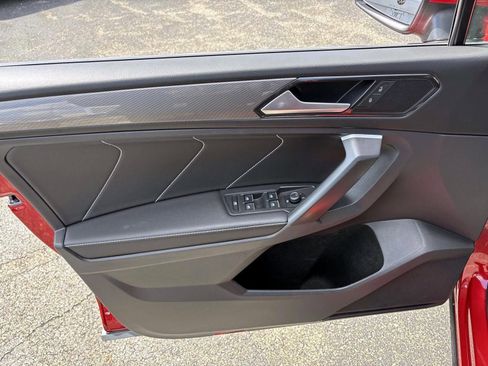 Used 2023 Volkswagen Tiguan SE w/ Panoramic Sunroof Package image 11