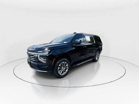 Used 2025 Chevrolet Suburban LT w/ Comfort Package AWD/4WD image 4