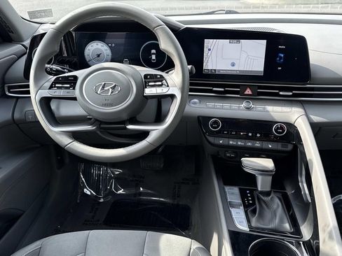 Used 2023 Hyundai Elantra SEL w/ Convenience Package FWD image 2