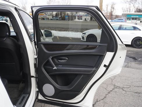 Used 2019 Bentley Bentayga V8 image 32