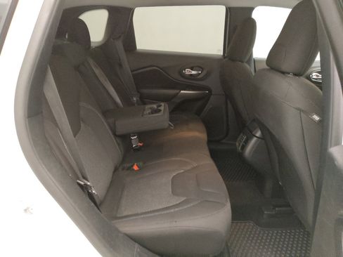 Used 2020 Jeep Cherokee Latitude w/ Cold Weather Group FWD image 19
