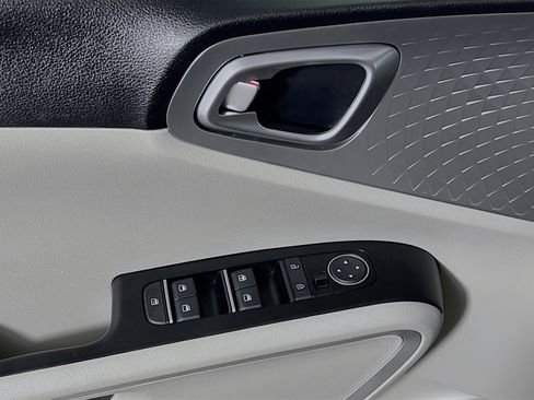 Used 2023 Kia Soul LX image 16