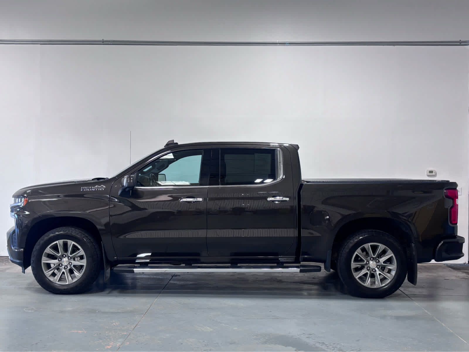 Used 2021 Chevrolet Silverado 1500 High Country w/ Technology Package AWD/4WD image 2