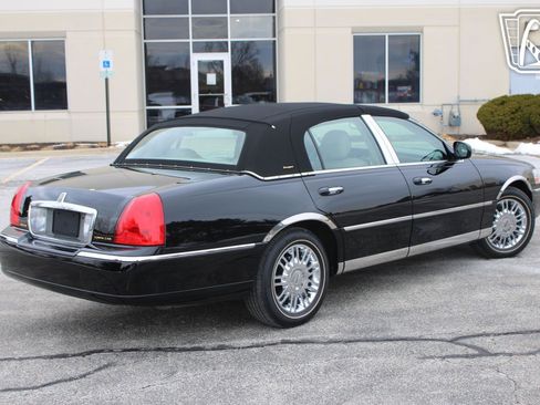 Used 2006 Lincoln Town Car Designer Series image 35